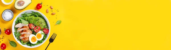 Куриное Филе Гриле Свежим Салатом Вишневыми Помидорами Вареное Яйцо Авокадо — стоковое фото