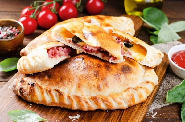Delicious Pizza Calzone Традиционная Итальянская Пицца Фаршированная Ветчиной Сыром Помидорами — стоковое фото