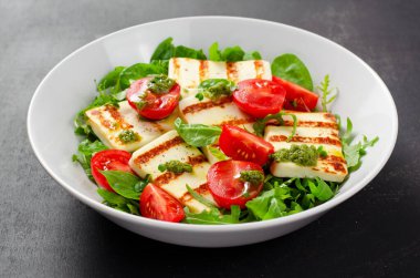 Izgara Halloumi Peyniri, Cheery Domatesli Pesto, Arugula, Ispanak ve Basil, Ketogenic Paleo Diyet Yemeği,