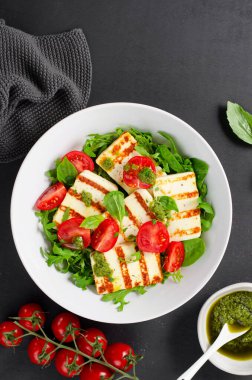 Izgara Halloumi Peyniri, Cheery Domatesli Pesto, Arugula, Ispanak ve Basil, Ketogenic Paleo Diyet Yemeği,