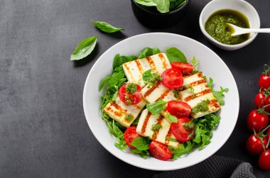 Izgara Halloumi Peyniri, Cheery Domatesli Pesto, Arugula, Ispanak ve Basil, Ketogenic Paleo Diyet Yemeği,