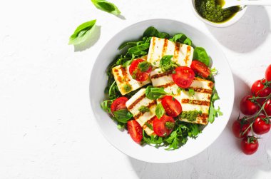 Izgara Halloumi Peyniri, Cheery Domatesli Pesto, Arugula, Ispanak ve Basil, Ketogenic Paleo Diyet Yemeği,