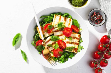 Izgara Halloumi Peyniri, Cheery Domatesli Pesto, Arugula, Ispanak ve Basil, Ketogenic Paleo Diyet Yemeği,