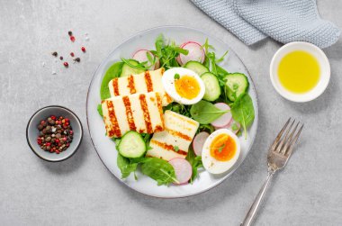 Sağlıklı Ketogenic Paleo Menüsü, Marul, Turp, Salatalık ve Kaynamış Yumurta ile Izgara Halloumi Parlak Arkaplan, Detox, Diyet Öğle Yemeği