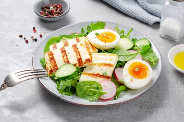 Sağlıklı Ketogenic Paleo Menüsü, Marul, Turp, Salatalık ve Kaynamış Yumurta ile Izgara Halloumi Parlak Arkaplan, Detox, Diyet Öğle Yemeği