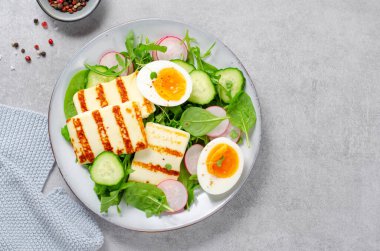 Sağlıklı Ketogenic Paleo Menüsü, Marul, Turp, Salatalık ve Kaynamış Yumurta ile Izgara Halloumi Parlak Arkaplan, Detox, Diyet Öğle Yemeği