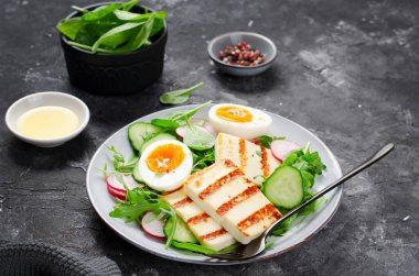 Sağlıklı Ketogenic Paleo Menüsü, Marul, Turp, Salatalık ve Kaynamış Yumurta ile Izgara Halloumi, Karanlık Arkaplan, Detox, Diyet Öğle Yemeği