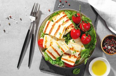 Kiraz domatesli ızgara Halloumi Peyniri, Lezzetli Aperatif, Salata, Ketogenic, Parlak Arka planda Paleo Öğle Yemeği