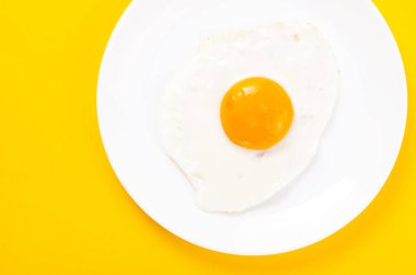 Sarı Arkaplanda Kızarmış Yumurta, Üst Görünüm, Beslenme, Diyet