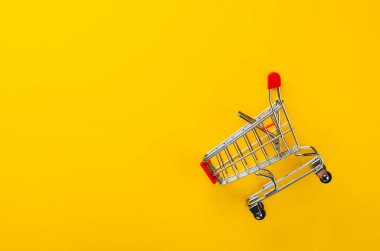 Alışveriş Arabası ya da Tramvay Sarı Arkaplanda, Alışveriş, Satış Konsepti