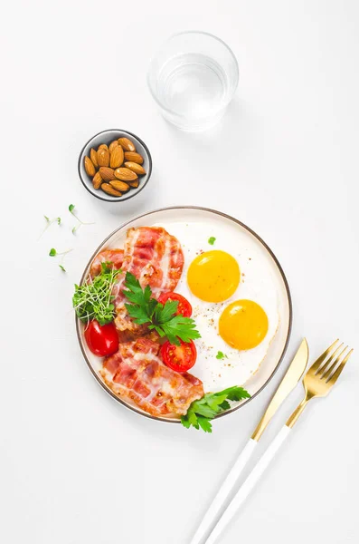 Eggs Bacon Cherry Tomatoes Plate Breakfast Keto Paleo Diet Lunch — стокове фото