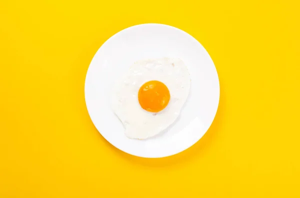 Placa Com Ovo Frito Fundo Amarelo Vista Superior Nutrição Dieta — Fotografia de Stock