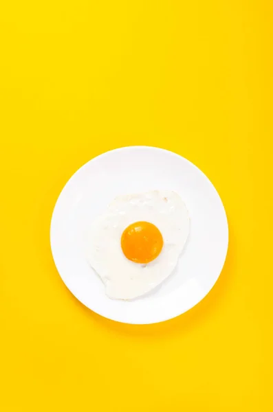 Placa Com Ovo Frito Fundo Amarelo Vista Superior Nutrição Dieta — Fotografia de Stock