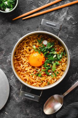 Kore usulü Anında Erişte, Shin Ramyeon veya Ramyun Yumurtalı, Scallion ve Çorbalı, Erişte Çorbası Karanlık Arkaplanda