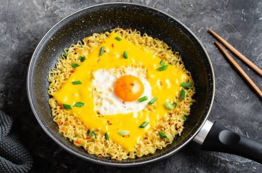 Kujirai Ramen, Shin Ramyeon ya da yumurtalı Ramyun, Eritilmiş Peynir ve Scallion, Karanlık Arkaplanda Anında Eriyen Şehriye