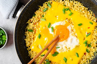 Kujirai Ramen, Shin Ramyeon ya da yumurtalı Ramyun, Eritilmiş Peynir ve Scallion, Parlak Arkaplanda Hazır Erişte