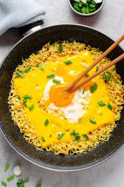 Kujirai Ramen, Shin Ramyeon ya da yumurtalı Ramyun, Eritilmiş Peynir ve Scallion, Parlak Arkaplanda Hazır Erişte