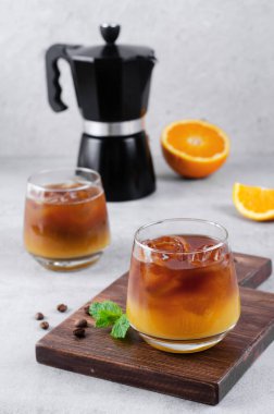 Bumble Kahve, Buzlu Portakal Suyu ile Kahve, Açık Gri Arkaplanda İçeceklerinizi Tazelemek