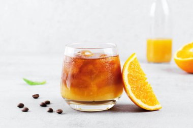 Bumble Kahve, Buzlu Portakal Suyu ile Kahve, Açık Gri Arkaplanda İçeceklerinizi Tazelemek