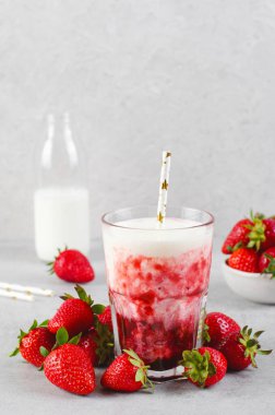 Kore Çilekli Süt, Çilekli Milkshake Pürüzsüz Taze Böğürtlenli, Parlak Arkaplan Üzerine Yaz İçeceği