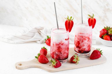 Kore Çilekli Süt, Çilekli Milkshake Pürüzsüz Taze Böğürtlenli, Parlak Arkaplan Üzerine Yaz İçeceği