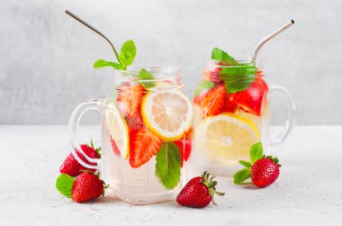 Çilek İçimli Su, Ferahlatıcı Kokteyl, Limonata, Detox, Taze Çilekli Yaz Buzlu İçeceği, Parlak Arkaplanda Limon ve Nane