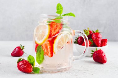 Çilek İçimli Su, Ferahlatıcı Kokteyl, Limonata, Detox, Taze Çilekli Yaz Buzlu İçeceği, Parlak Arkaplanda Limon ve Nane