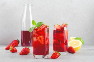 Çilek İçeceği, Ferahlatıcı Kokteyl, Limonata, Buzlu Çay, Parlak Arkaplanda Kırmızı Soğuk Yaz İçeceği