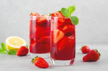 Çilek İçeceği, Ferahlatıcı Kokteyl, Limonata, Buzlu Çay, Parlak Arkaplanda Kırmızı Soğuk Yaz İçeceği