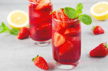 Çilek İçeceği, Ferahlatıcı Kokteyl, Limonata, Buzlu Çay, Parlak Arkaplanda Kırmızı Soğuk Yaz İçeceği