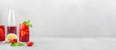 Çilek İçeceği, Ferahlatıcı Kokteyl, Limonata, Buzlu Çay, Parlak Arkaplanda Kırmızı Soğuk Yaz İçeceği