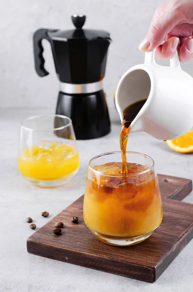Bumble Coffee Coffee Апельсиновым Соком Льдом Освежающий Напиток Светло Сером — стоковое фото
