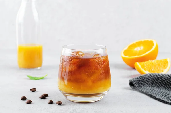 Bumble Coffee Coffee Апельсиновым Соком Льдом Освежающий Напиток Светло Сером — стоковое фото
