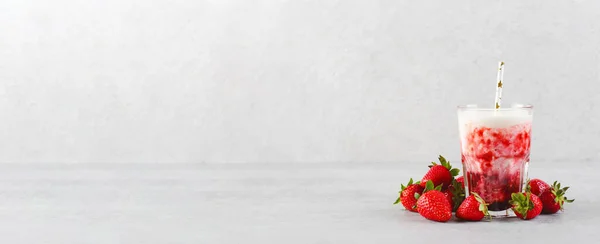 Koreański Mleko Truskawkowe Truskawkowy Koktajl Mleczny Puree Świeże Jagody Orzeźwiający — Zdjęcie stockowe
