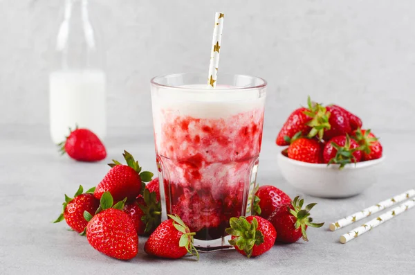 韩国草莓牛奶 草莓奶昔与纯新鲜浆果 在明亮的背景下更新夏季饮料 — 图库照片
