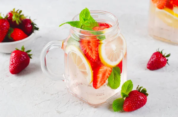 Strawberry Infused Water Refreshing Cocktail Lemonade Detox Summer Iced Drink — Stock Photo, Image