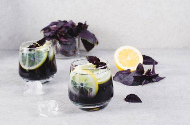 Basil Limonata, Ferahlatıcı Yaz Kokteyli, Eritilmiş Su, Buzlu Çay, Parlak Arkaplanda Limon ve Basil Soğuk İçeceği