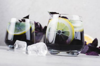 Basil Limonata, Ferahlatıcı Yaz Kokteyli, Eritilmiş Su, Buzlu Çay, Parlak Arkaplanda Limon ve Basil Soğuk İçeceği