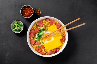 Sosisli Ramen Eriştesi, Yumurta, Eritilmiş Peynir ve Scallion, Mikrodalga Shin Ramyeon veya Ramyun, Karanlık Arkaplanda Kore Eriştesi