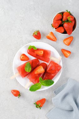 Çilekli dondurma, Taze çilekli Ice Lolly ve Parlak Arkaplanda Naneli şeker, Sağlıklı Tatlı