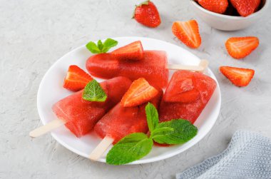 Çilekli dondurma, Taze çilekli Ice Lolly ve Parlak Arkaplanda Naneli şeker, Sağlıklı Tatlı