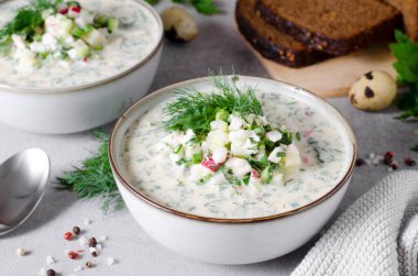 Soğuk Okroshka Çorbası Yumurta, Sebze, Et, Bitki ve Kefir Bir Açık Gri Arkaplanda, Yaz Çorbası