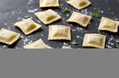 Unlu çiğ Ravioli ve Karanlık Arkaplanda Basil, Taze İtalyan Ravioli