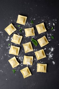 Unlu çiğ Ravioli ve Karanlık Arkaplanda Basil, Taze İtalyan Ravioli