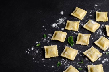 Unlu çiğ Ravioli ve Karanlık Arkaplanda Basil, Taze İtalyan Ravioli