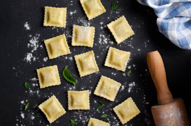 Unlu çiğ Ravioli ve Karanlık Arkaplanda Basil, Taze İtalyan Ravioli