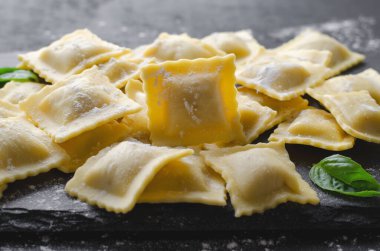 Unlu çiğ Ravioli ve Karanlık Arkaplanda Basil, Taze İtalyan Ravioli