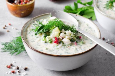 Soğuk Okroshka Çorbası Yumurta, Sebze, Et, Bitki ve Kefir Bir Açık Gri Arkaplanda, Yaz Çorbası