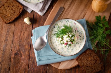 Soğuk Okroshka Çorbası Yumurta, Sebze, Et, Bitki ve Kefir Bir Ahşap Kırsalda, Yaz Çorbası