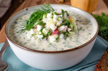 Soğuk Okroshka Çorbası Yumurta, Sebze, Et, Bitki ve Kefir Bir Ahşap Kırsalda, Yaz Çorbası